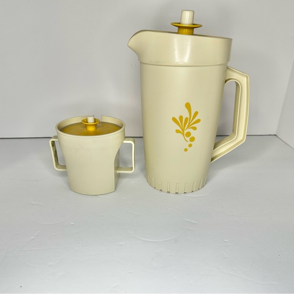 Tupperware Kitchen Tupperware L Pitcher And Creamer Container